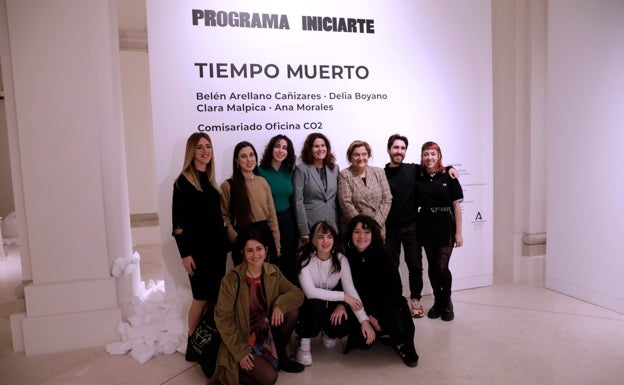 Artistas y organizadores de la exposición, durante el acto de inauguración de este jueves. 