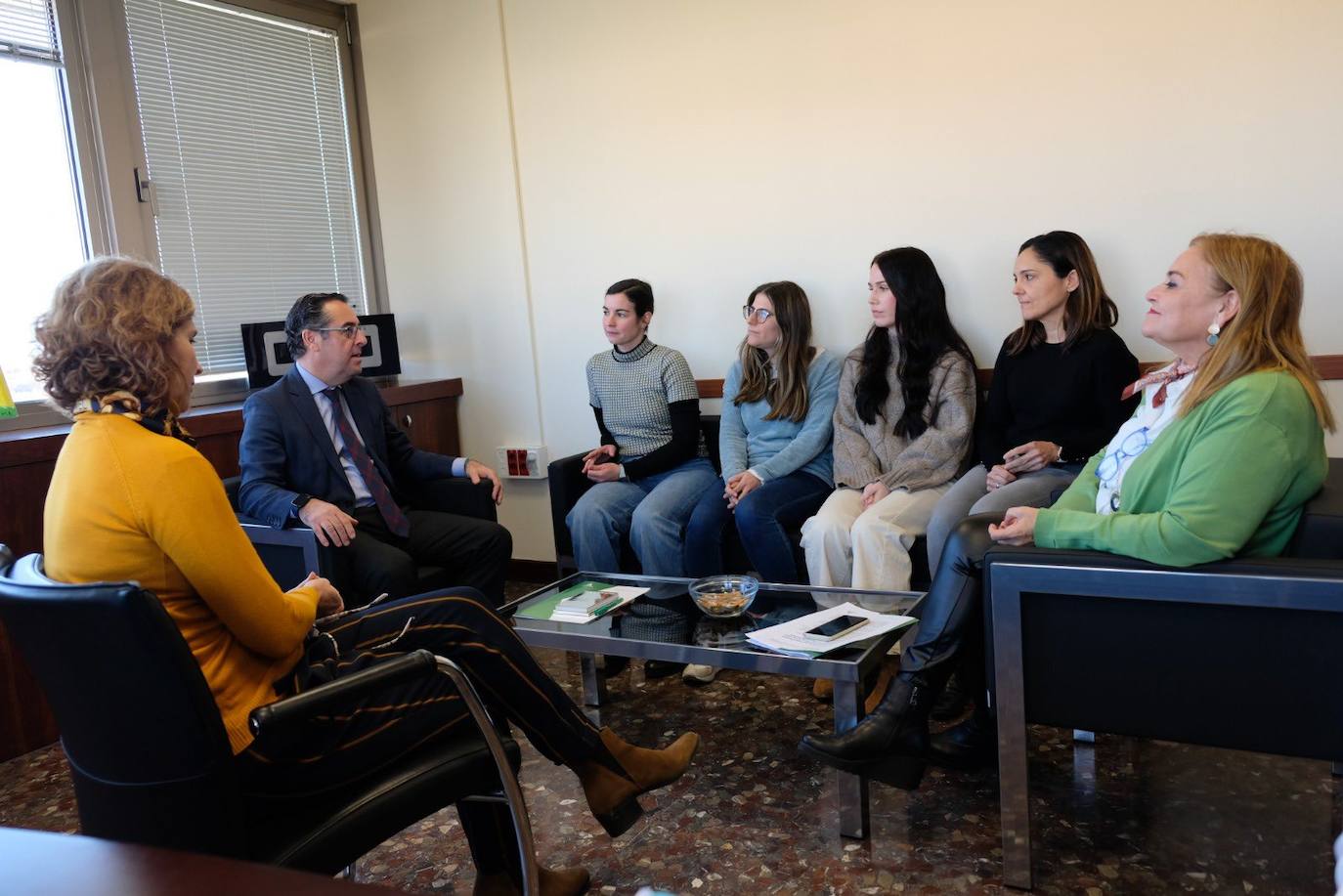 El delegado Miguel Briones, con las orientadoras 