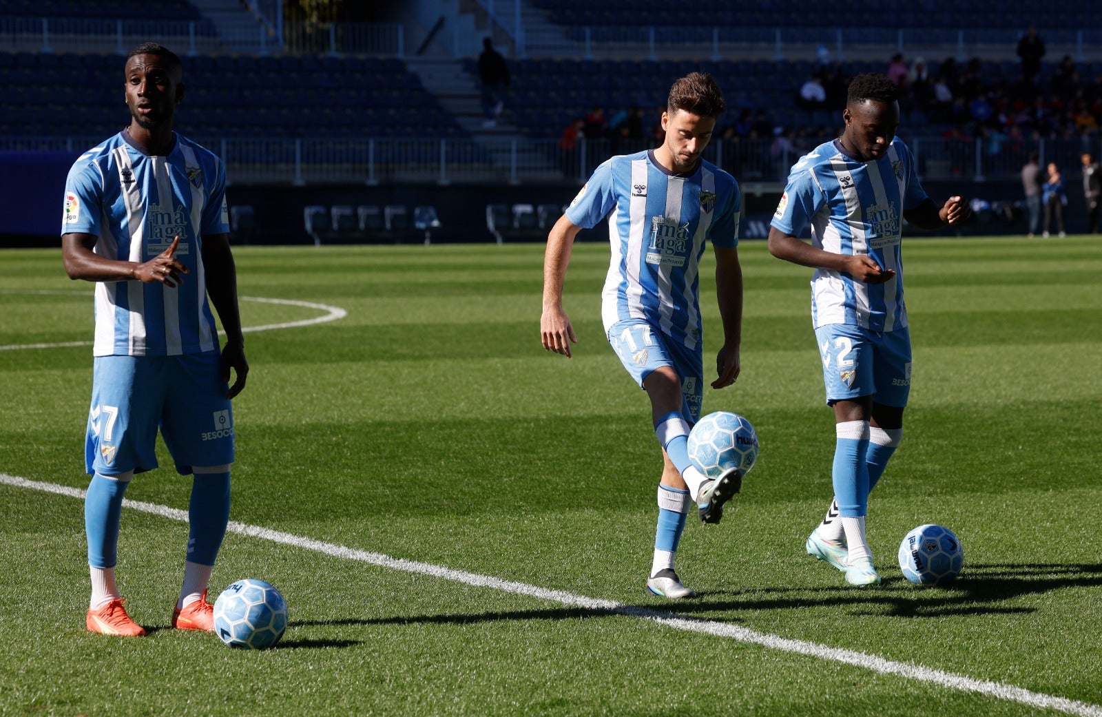 Los tres nuevos fichajes del Málaga ya han debutado en competición con la camiseta blanquiazul, pero hasta este jueves no se habían estrenado ante las cámaras y los micrófonos. Delmás, Appiah y Lago Junior comparecieron juntos en la sala de prensa de La Rosaleda y fueron presentados de la mano del director deportivo, Manolo Gaspar, quien también tuvo una gran cuota de protagonismo en la citación por la mala situación deportiva del equipo y los diferentes temas de actualidad que rodean a la entidad de Martiricos.