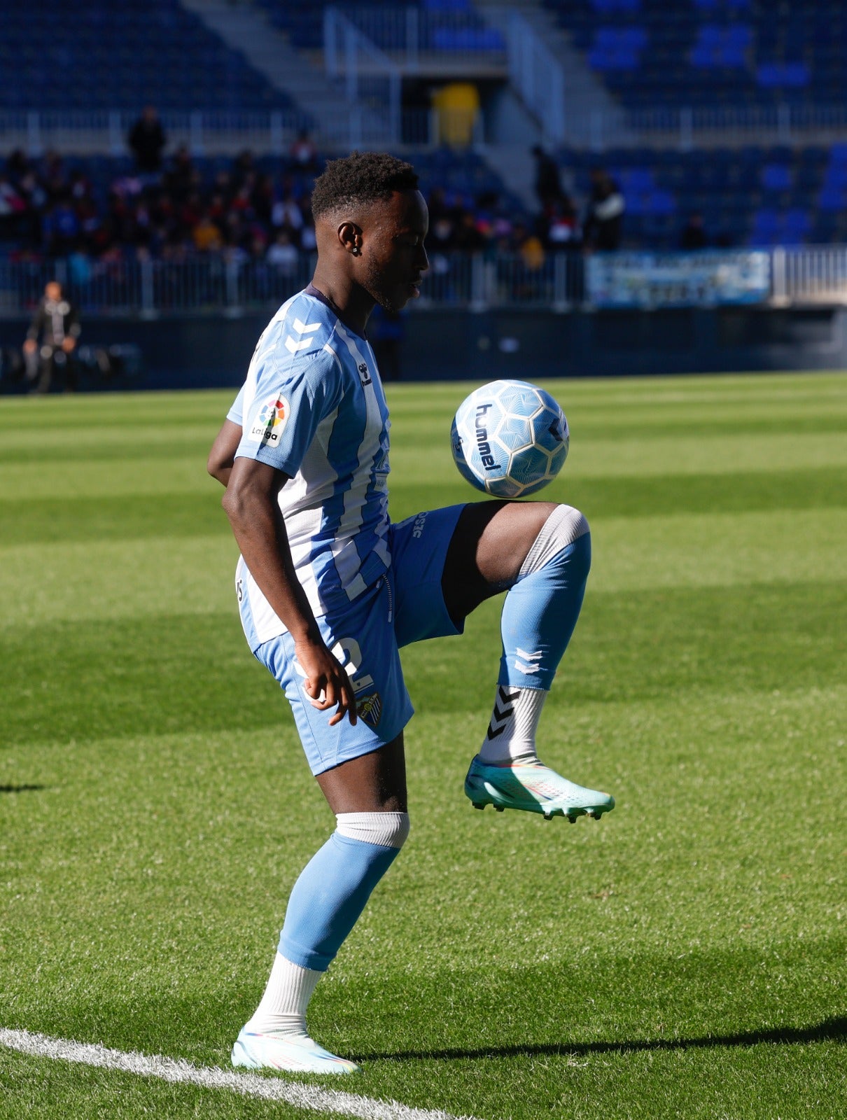 Los tres nuevos fichajes del Málaga ya han debutado en competición con la camiseta blanquiazul, pero hasta este jueves no se habían estrenado ante las cámaras y los micrófonos. Delmás, Appiah y Lago Junior comparecieron juntos en la sala de prensa de La Rosaleda y fueron presentados de la mano del director deportivo, Manolo Gaspar, quien también tuvo una gran cuota de protagonismo en la citación por la mala situación deportiva del equipo y los diferentes temas de actualidad que rodean a la entidad de Martiricos.