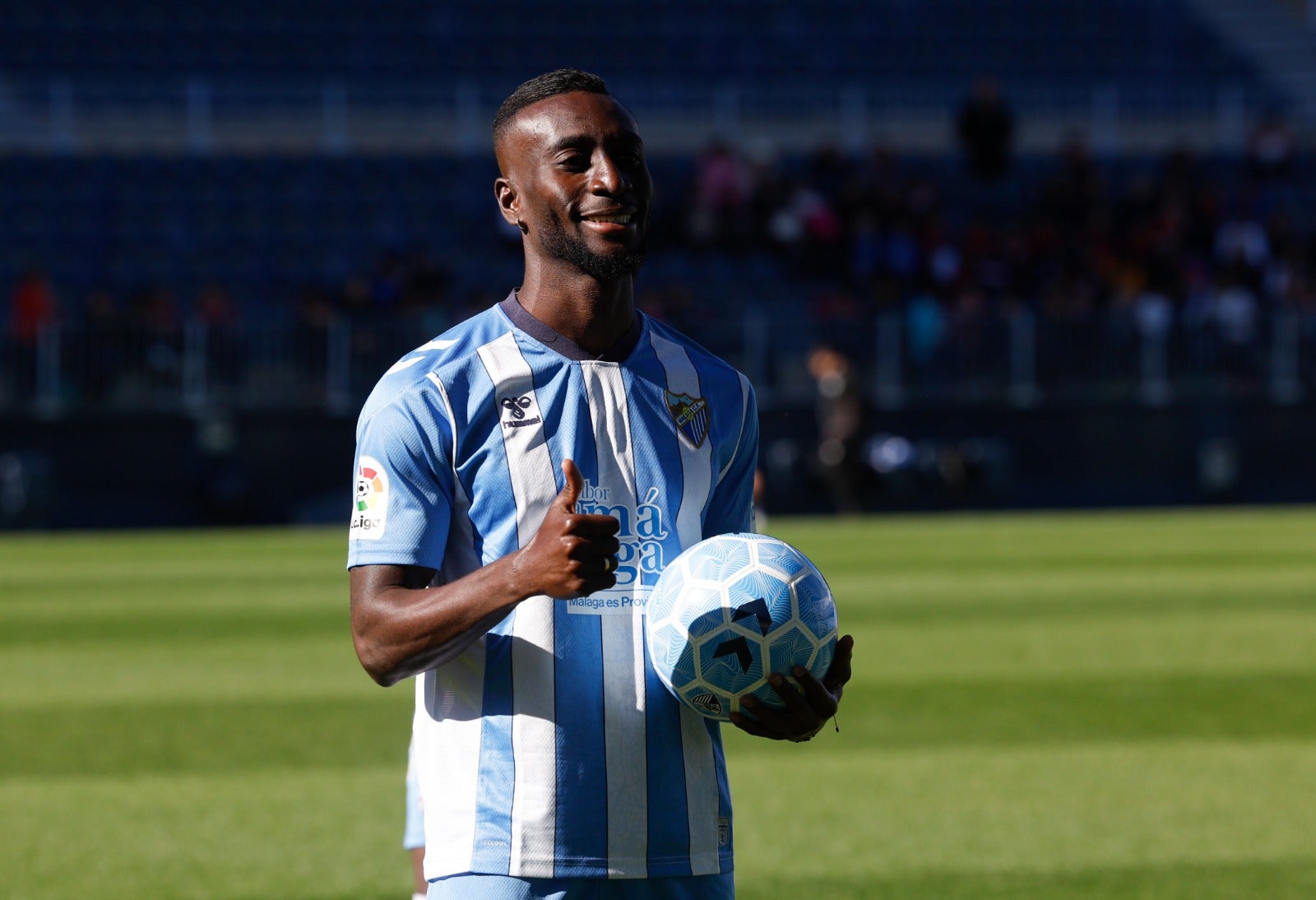 Los tres nuevos fichajes del Málaga ya han debutado en competición con la camiseta blanquiazul, pero hasta este jueves no se habían estrenado ante las cámaras y los micrófonos. Delmás, Appiah y Lago Junior comparecieron juntos en la sala de prensa de La Rosaleda y fueron presentados de la mano del director deportivo, Manolo Gaspar, quien también tuvo una gran cuota de protagonismo en la citación por la mala situación deportiva del equipo y los diferentes temas de actualidad que rodean a la entidad de Martiricos.