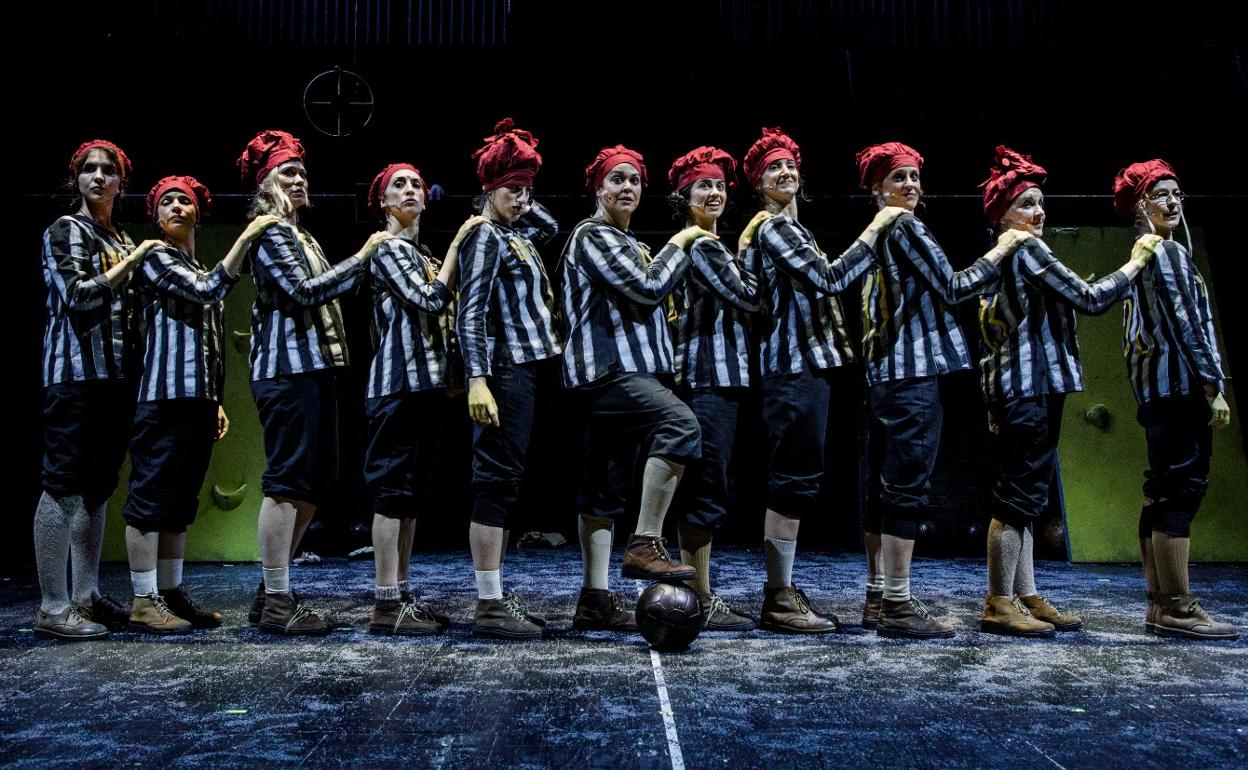 Las once jugadores que hacen grande el montaje 'Ladies Football Club'. 