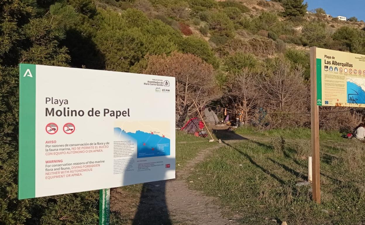 Imagen de uno de los asentamientos ilegales en el paraje natural de los Acantilados de Maro-Cerro-Gordo. 