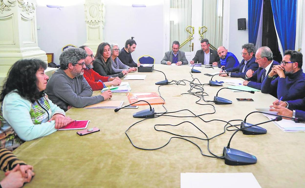 Reunión de los representantes de La Casa Invisible con el alcalde y los ediles de Ordenación del Territorio, Vivienda y Málaga Centro, ayer. 