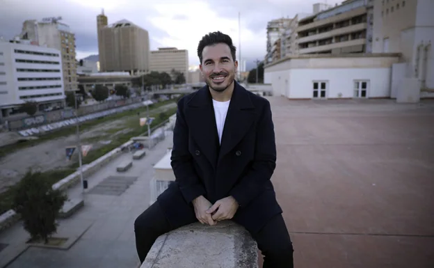 Javier Castillo, en la terraza del CAC Málaga donde transcurre una escena de la adaptación de su novela 'La chica de nieve'. 