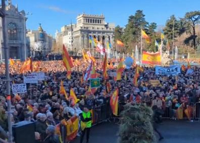 Imagen secundaria 1 - El rechazo a Sánchez reúne en Madrid a una multitud pero sin &#039;foto de Colón 2&#039;