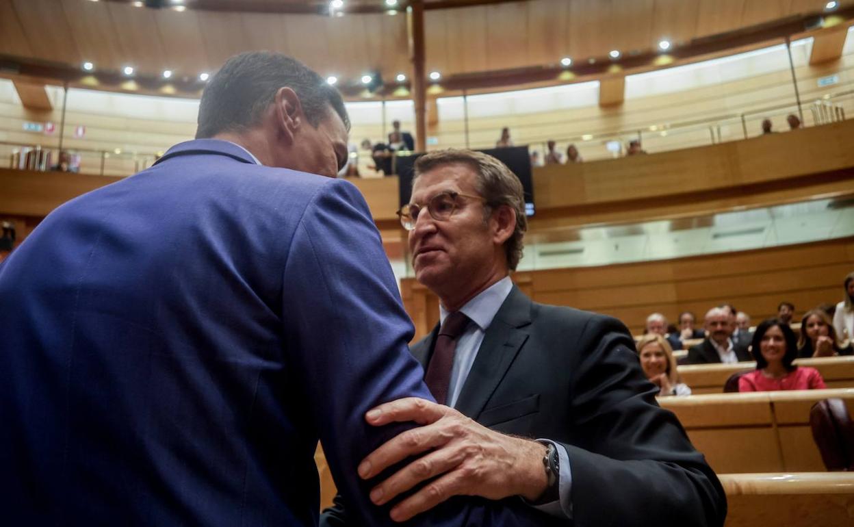 Sánchez y Feijóo se saludan en el Senado. 