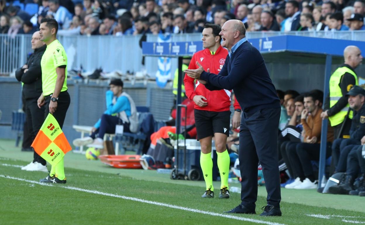 El entrenador del Málaga, Pepe Mel, da indicaciones desde el área técnica local de La Rosaleda.