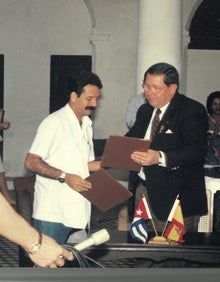 Imagen secundaria 2 - La expedición de Benalmádena, durante la visita en Nuevitas (arriba); los alcaldes de Benalmádena y Nuevitas, destapan una placa en honor al municipio cubano (abajo, izquierda); ambos alcaldes, sellando el acuerdo de hermanamiento (abajo, derecha). 