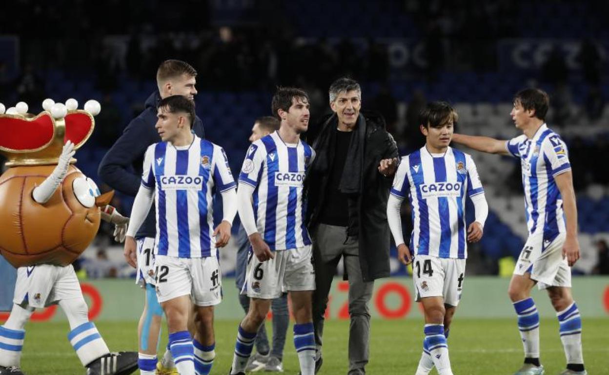 Imanol Alguacil y sus jugadores celebrando una victoria de la Real Sociedad.