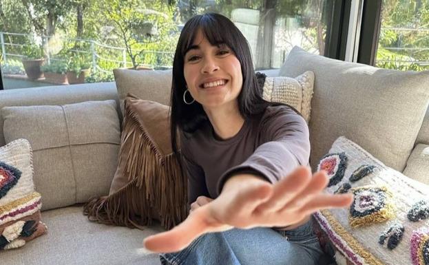 Aitana posa en el sofá del salón de la casa de Yatra. 