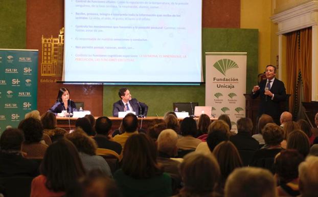 Momento de la ponencia de López Trigo, junto al director de Actividades Sociales de la Fundación, Miguel Gil, y la redactora jefa de SUR, Ana Barreales