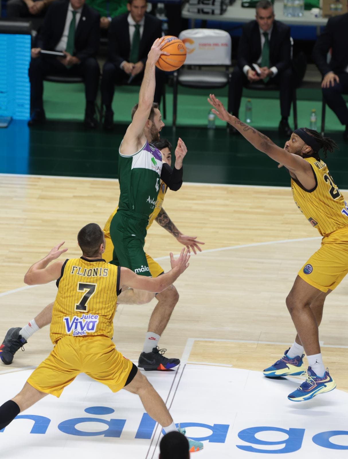 El Unicaja pasa la primera prueba del Top-16