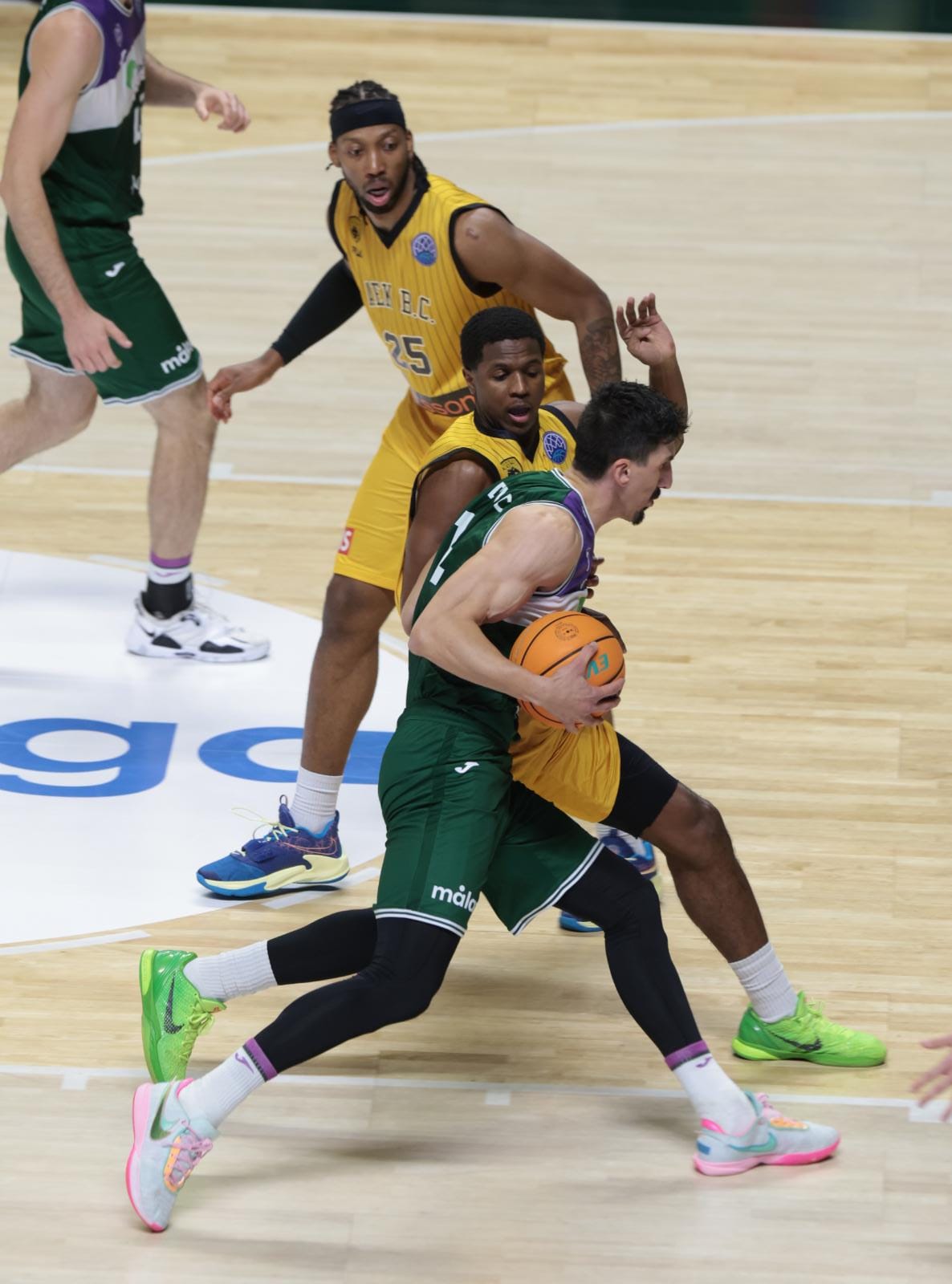 El Unicaja pasa la primera prueba del Top-16