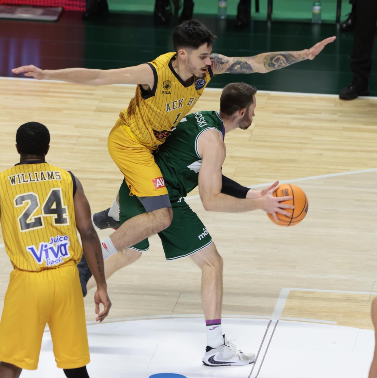 El Unicaja pasa la primera prueba del Top-16