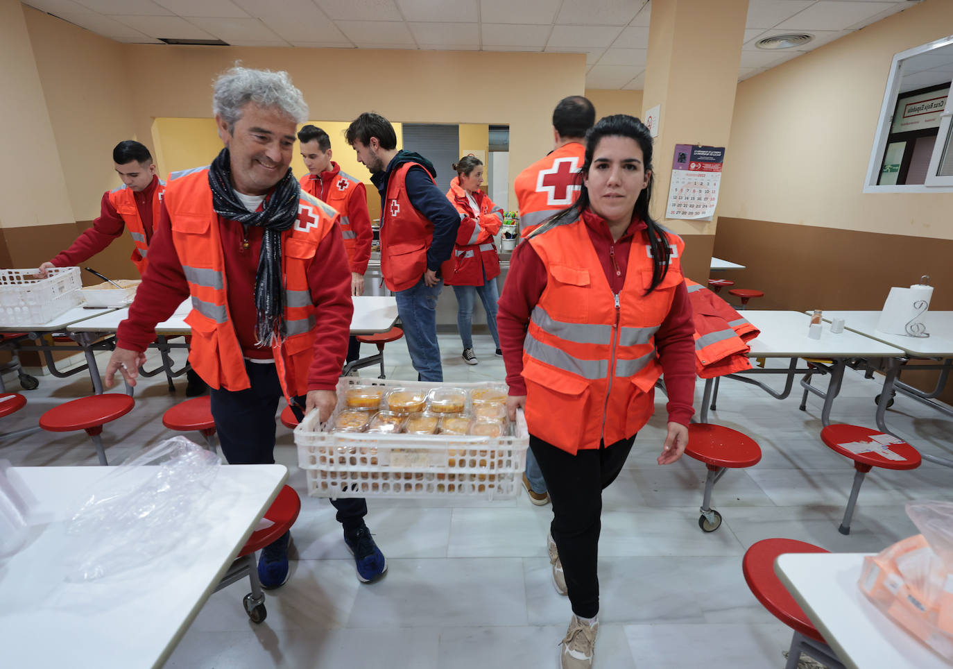 Los voluntarios de Cruz Roja con los preparativos antes de su salida a las calles. 