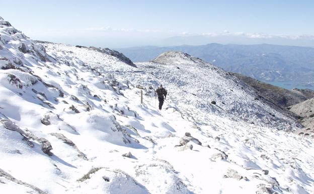 Ascenso a La Maroma desde Canillas de Aceituno.