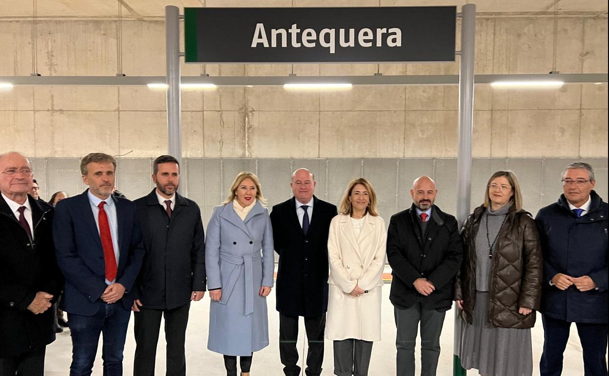 La minsitra de Transportes, junto al alcalde de Antequera y otras autoridades, durante la inauguración. 
