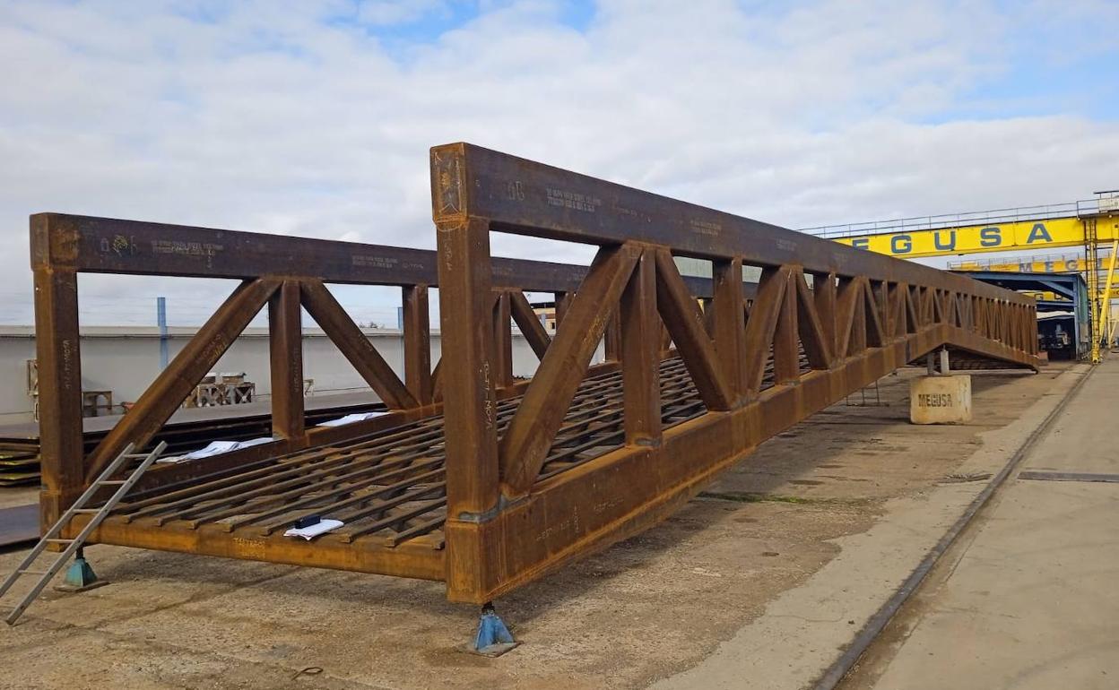 Estructura de la pasarela peatonal, en las instalaciones de la empresa Megusa, en Sevilla. 