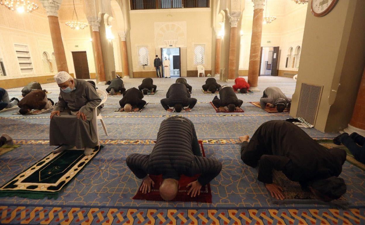 Musulmanes rezan en la mezquita de Málaga. 