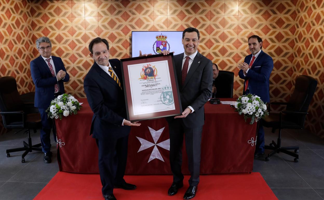 Moreno al recibir la distinción de manos de Álvarez Chaves.