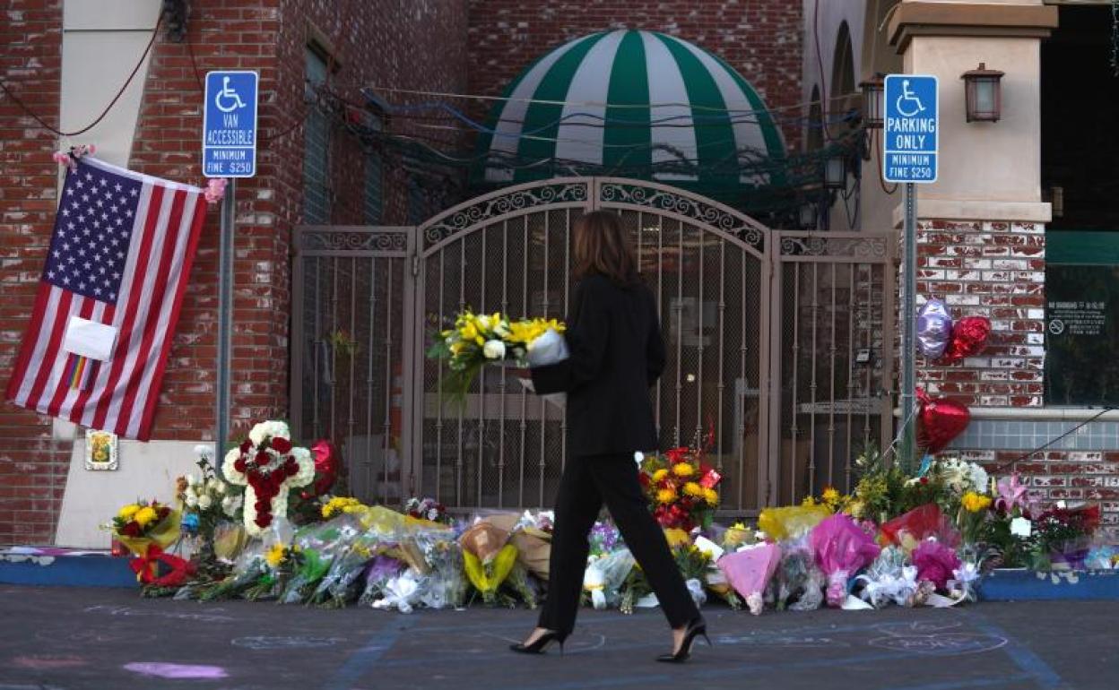 La vicepresidenta de Estados Unidos, Kamala Harris, lleva flores para presentar sus respetos a las víctimas de un tiroteo masivo en una discoteca de Monterey Park, California. 