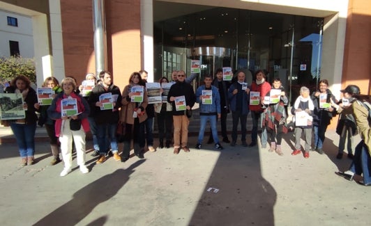 Protesta a las puertas del hotel donde tuvo lugar la presentación. 