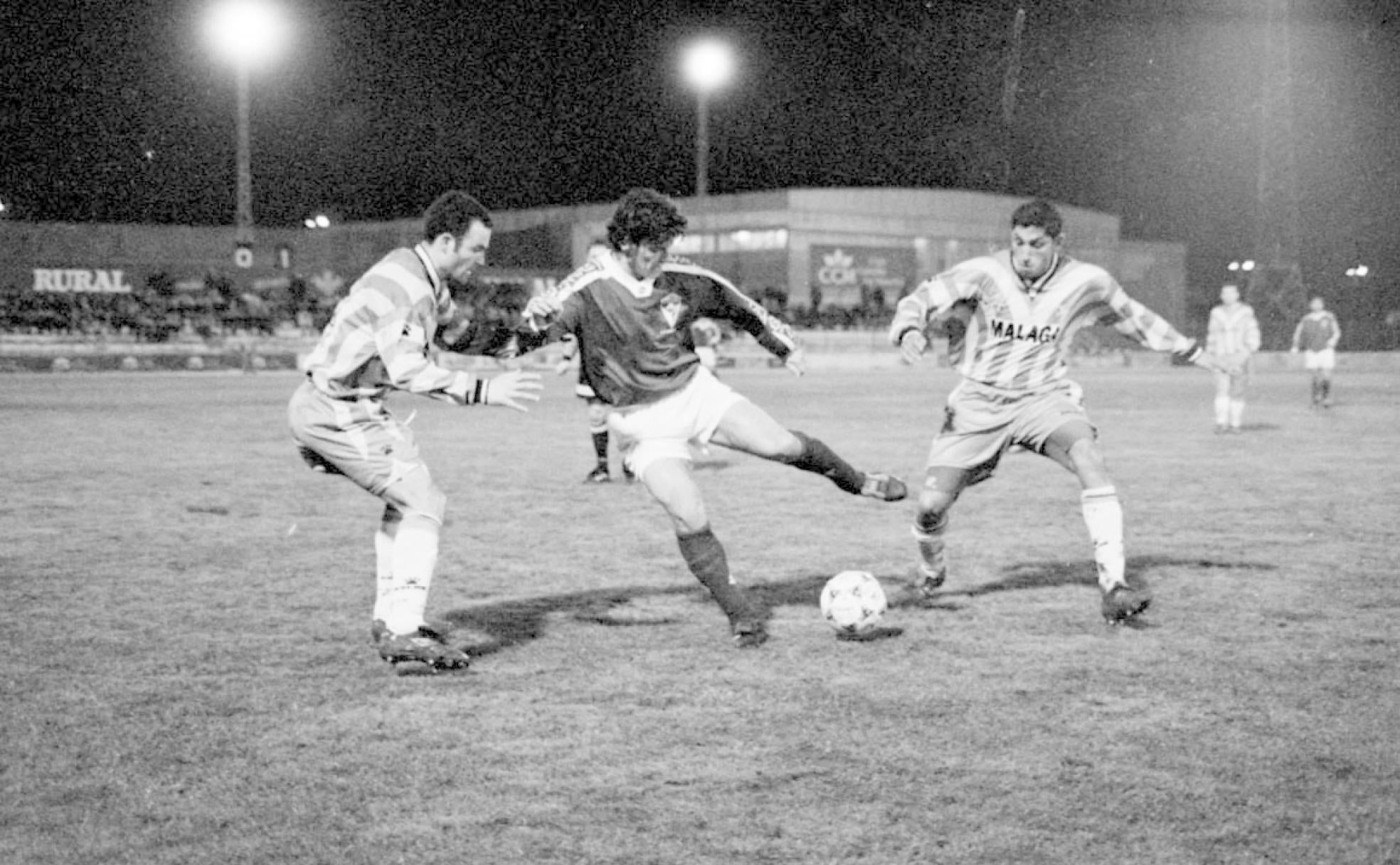 Quino (extremo derecho) y Basti aprietan a un rival para recuperar la pelota.