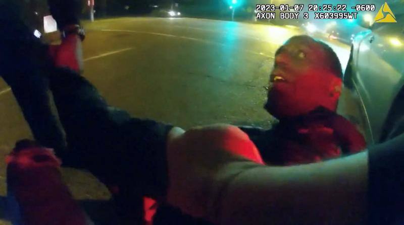 Fotograma del vídeo en el que se ve cómo los cinco policías le dieron una paliza mortal a Tyre Nicholson