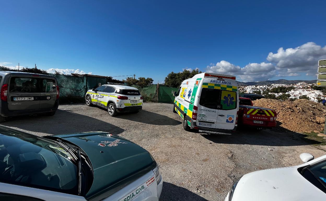 Los vehículos de emergencia, este domingo en la zona del accidente del hombre que se caído de un árbol en Nerja. 