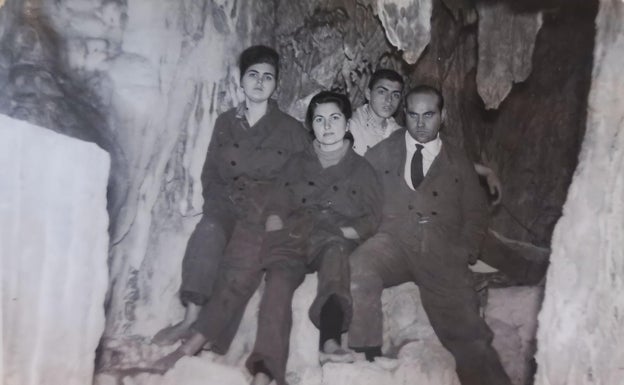 Gabernet (atrás), junto a sus tíos y su hermana, en la cueva de Loma de los Riscos. 