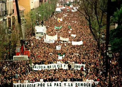 Imagen secundaria 1 - Arriba, la hermana y la madre del edil del PP, cuyo asesinato congregó a miles de personas en una manifestación de repulsa en las calles de Sevilla. Abajo, la víctima con sus pequeños en la playa. 