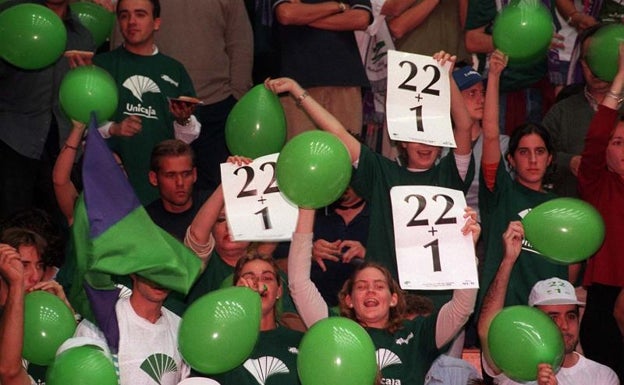 Imagen principal - Imágenes de Ciudad Jardín durante el encuentro de vuelta de la Final de la Copa Korac, en el que el Limoges se hizo con el título. 