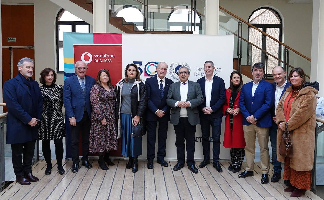 Representantes del Ayuntamiento, la Universidad y Vodafone. 
