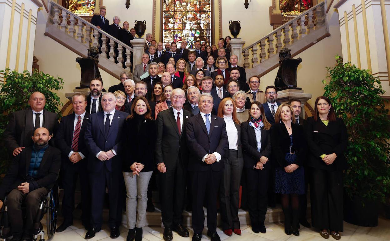 Foto de familia del encuentro con los cónsules en Málaga. 