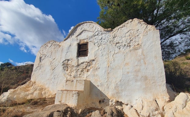 Imagen principal - Tres imágenes de los elementos que se conservan del antiguo vía crucis de Frigiliana. 