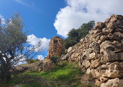 Imagen secundaria 1 - Tres imágenes de los elementos que se conservan del antiguo vía crucis de Frigiliana. 