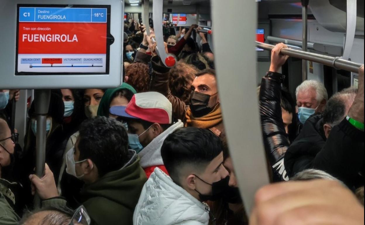 Viajeros en el interior de un tren de Cercanías de la Costa. 