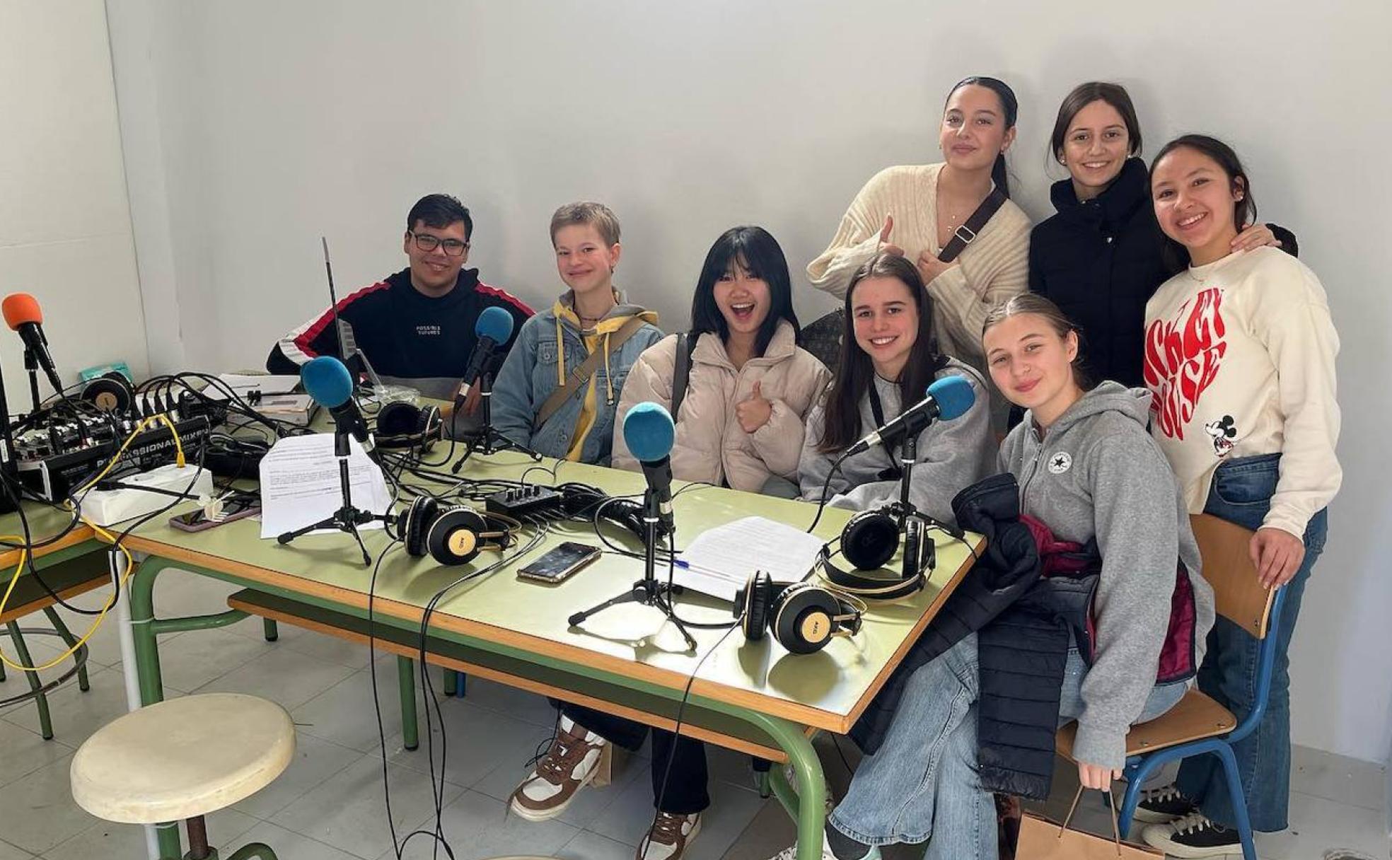 Alumnos participantes en el taller de radio. 