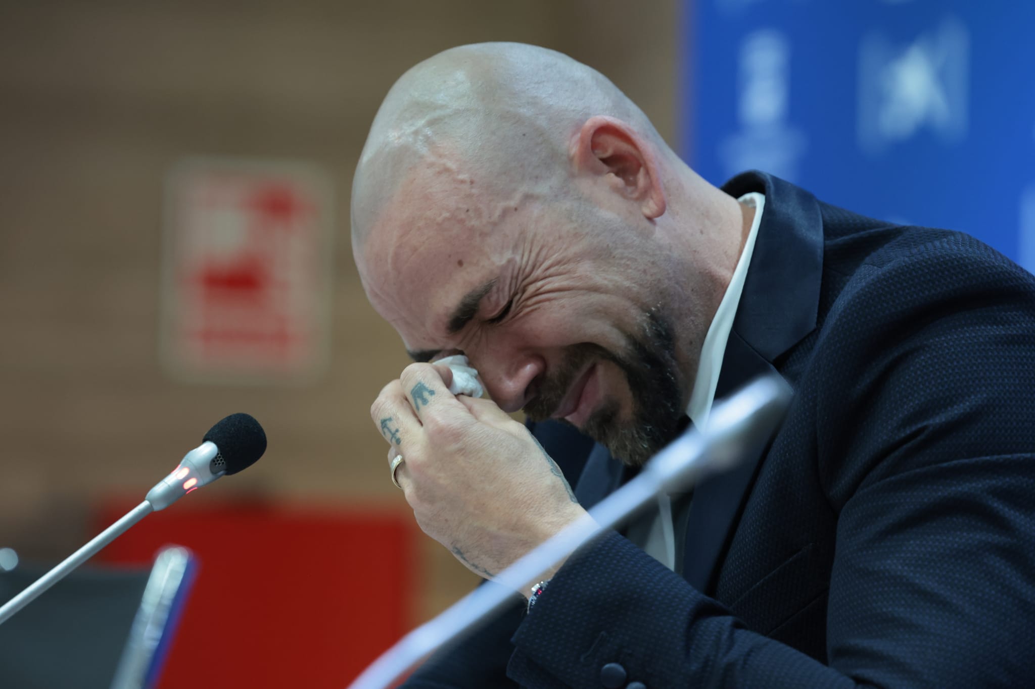 Manolo Gaspar dimitió como director deportivo del Málaga en una intensa comparecencia en la sala de prensa de La Rosaleda donde estuvo acompañado por la plantila al completo y empleados del club.