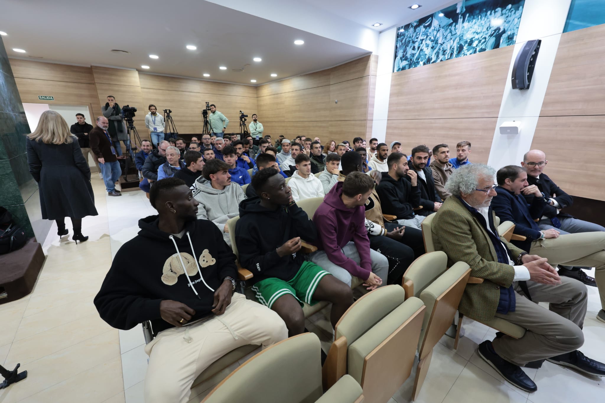 Manolo Gaspar dimitió como director deportivo del Málaga en una intensa comparecencia en la sala de prensa de La Rosaleda donde estuvo acompañado por la plantila al completo y empleados del club.