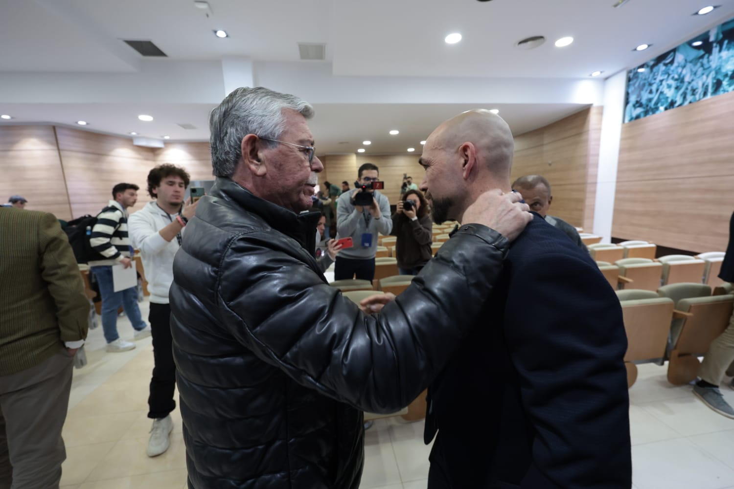 Manolo Gaspar dimitió como director deportivo del Málaga en una intensa comparecencia en la sala de prensa de La Rosaleda donde estuvo acompañado por la plantila al completo y empleados del club.