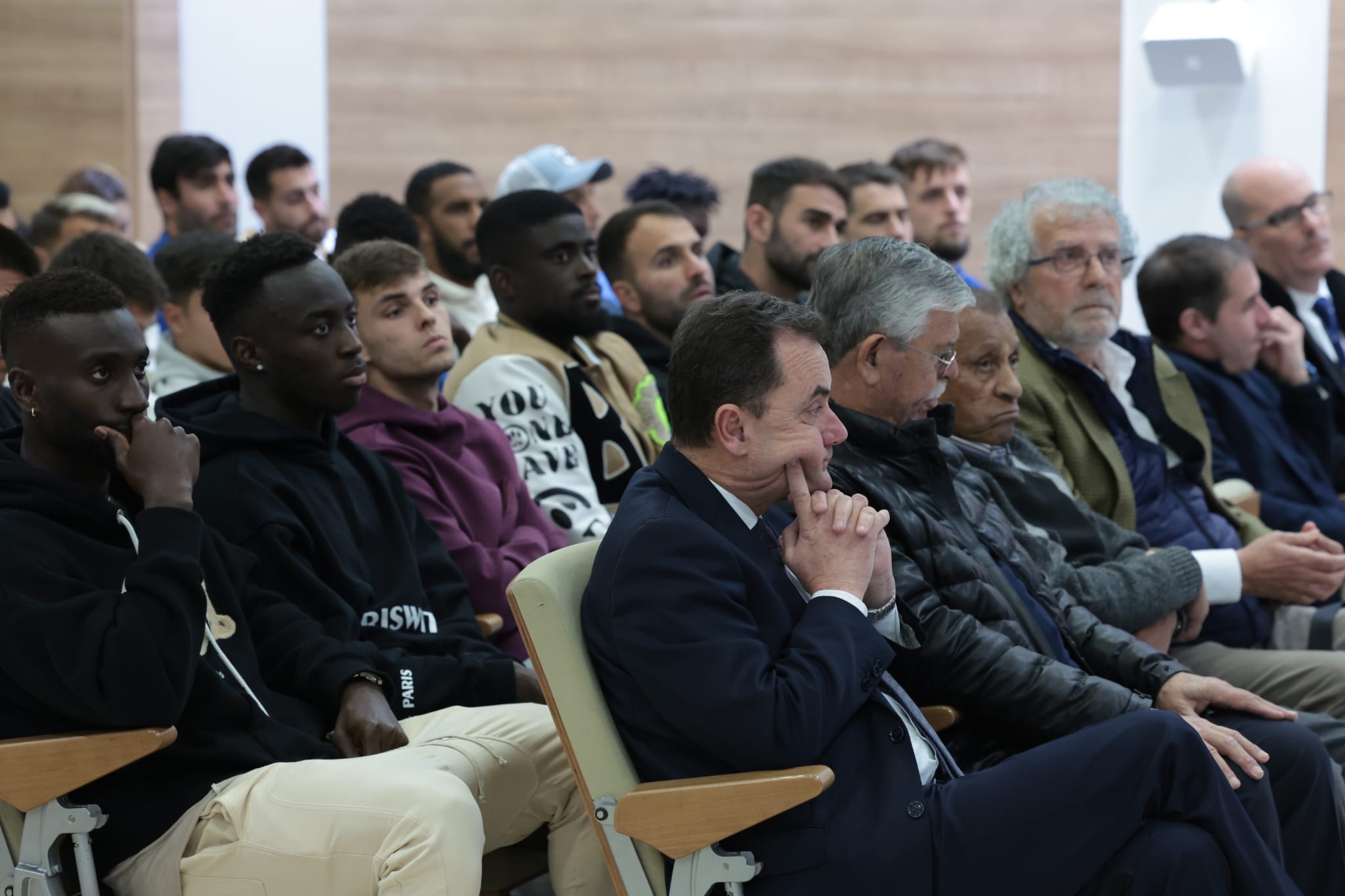 Manolo Gaspar dimitió como director deportivo del Málaga en una intensa comparecencia en la sala de prensa de La Rosaleda donde estuvo acompañado por la plantila al completo y empleados del club.