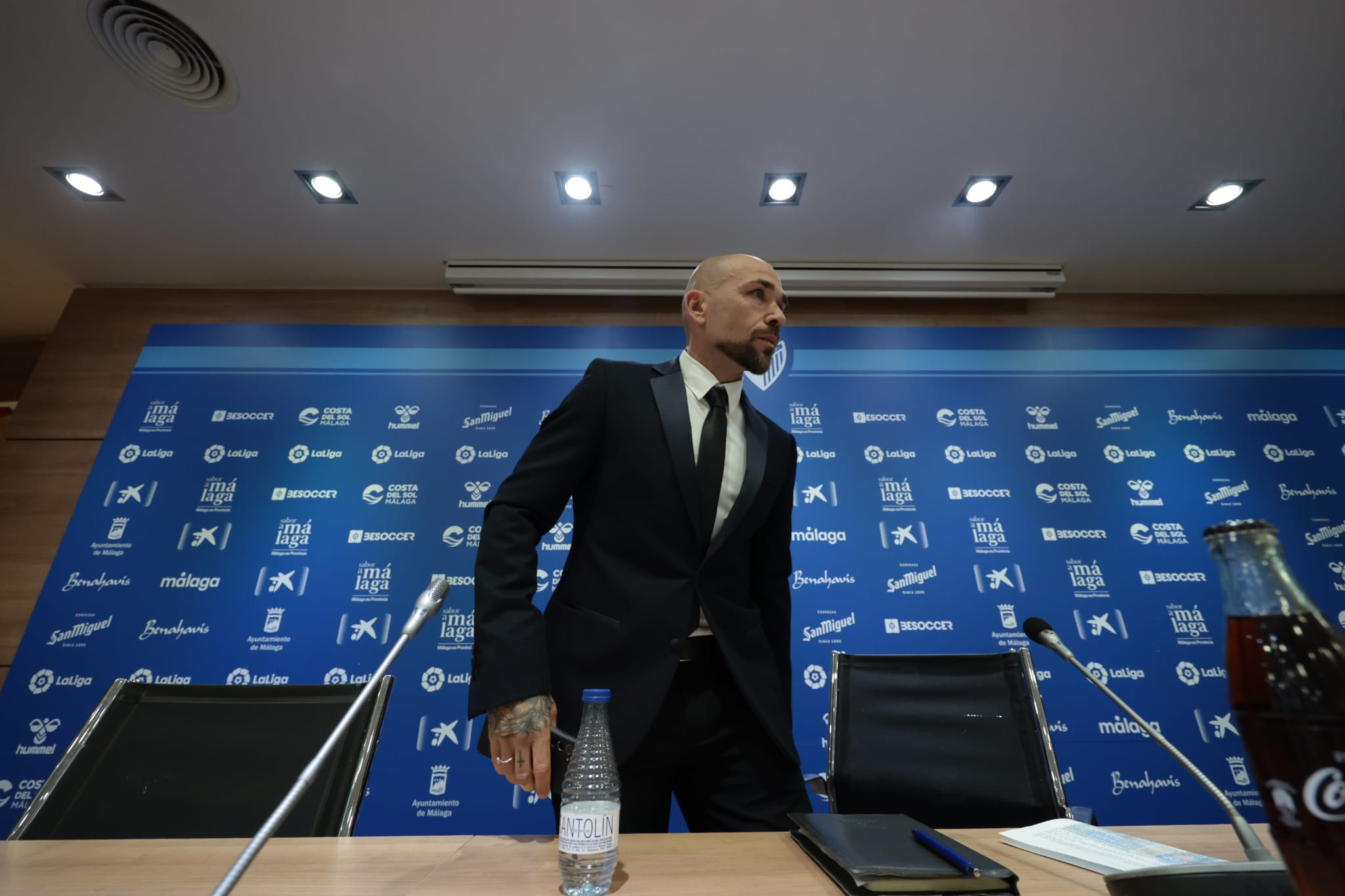 Manolo Gaspar dimitió como director deportivo del Málaga en una intensa comparecencia en la sala de prensa de La Rosaleda donde estuvo acompañado por la plantila al completo y empleados del club.