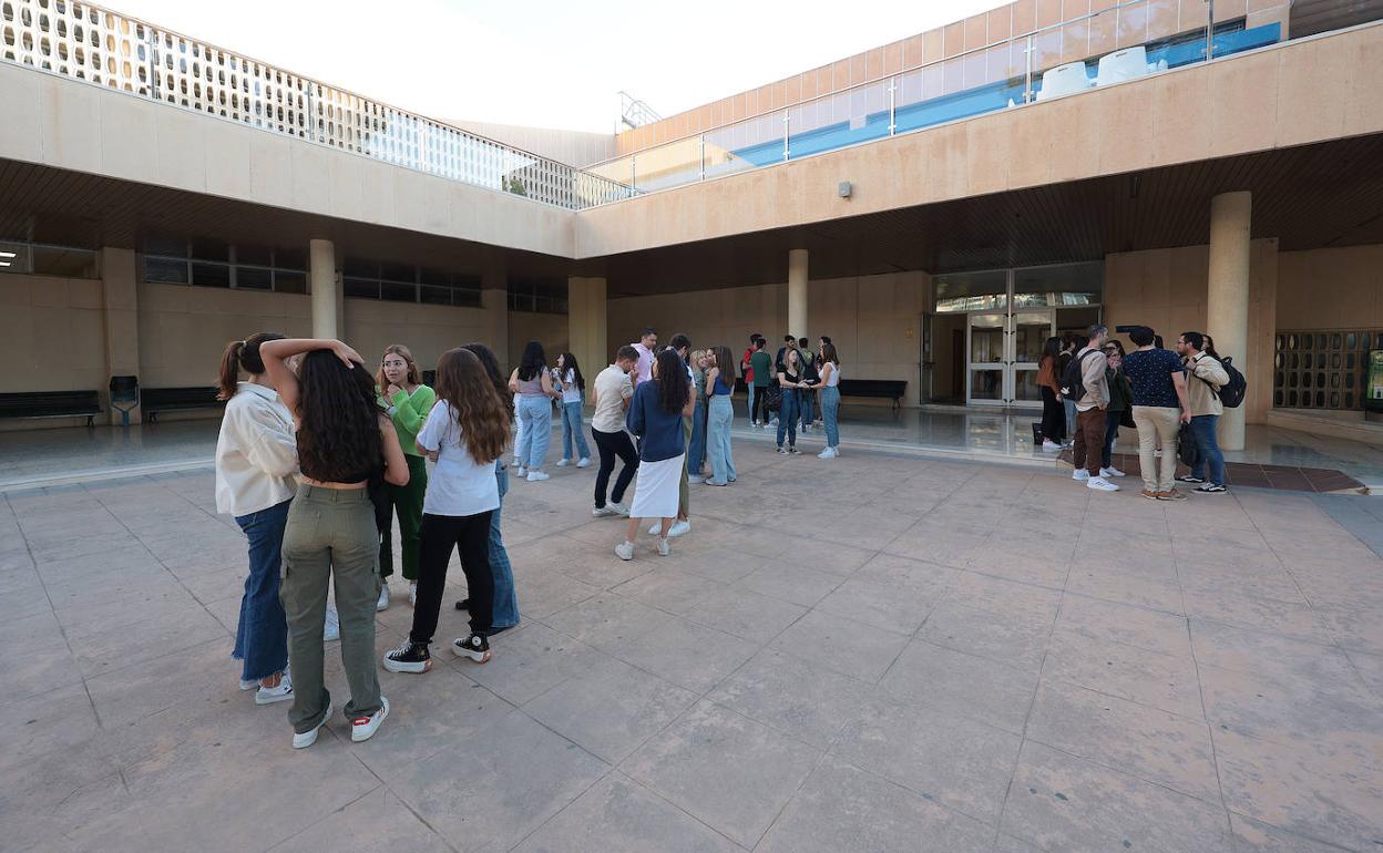 Estudiantes en la Facultad de Medicina de Málaga, en una imagen de archivo. 