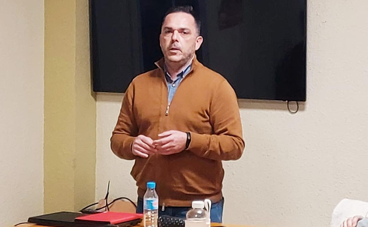 El nuevo candidato de IU a la Alcaldía de Torrox, Rafael Broncano, en la sede de su formación. 