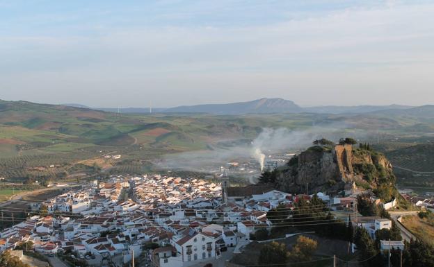 Vista de Ardales y el castillo de la Peña (a la derecha) desde la ermita del Calvario.