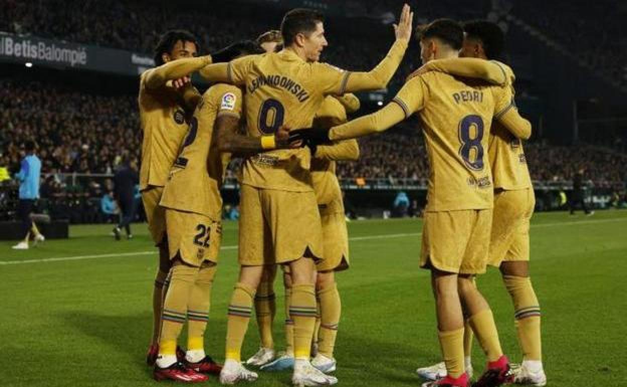 Los jugadores del Barça celebran el primero de sus goles ante el Betis