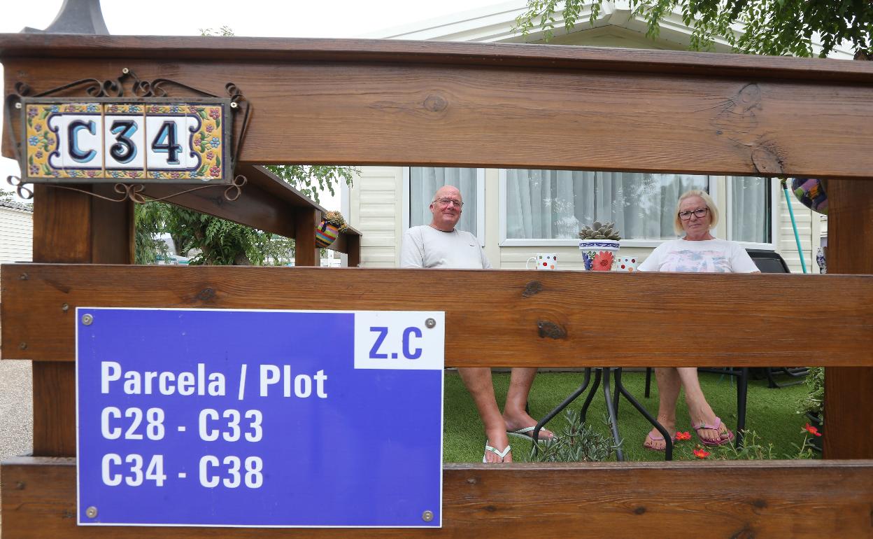 Pareja de británicos disfrutan de sus vacaciones en el cámping de Valle-Niza. 