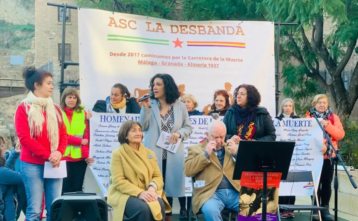 En el centro, Toni Morillas, directora del Instituto de las Mujeres del Gobierno, en el acto de la Desbandá, ayer en la calle Alcazabilla.